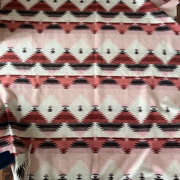 ANUPAYA recycled wool blankets pink motif Canadian made - Picture 2 of 5